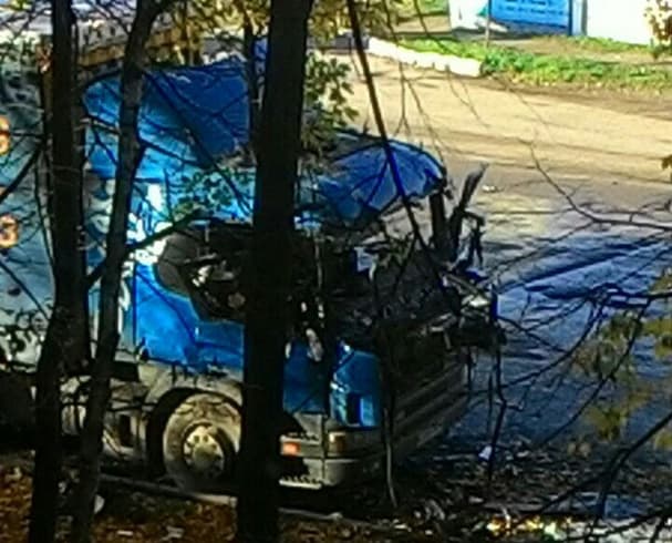 На перекрестке Комсомольской и Попова у грузовика «взорвалась» кабина