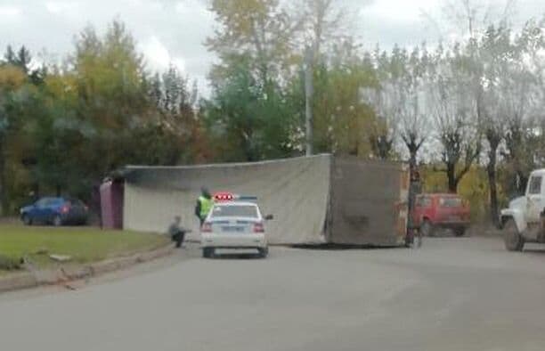 На перекрестке с круговым движением перевернулась фура