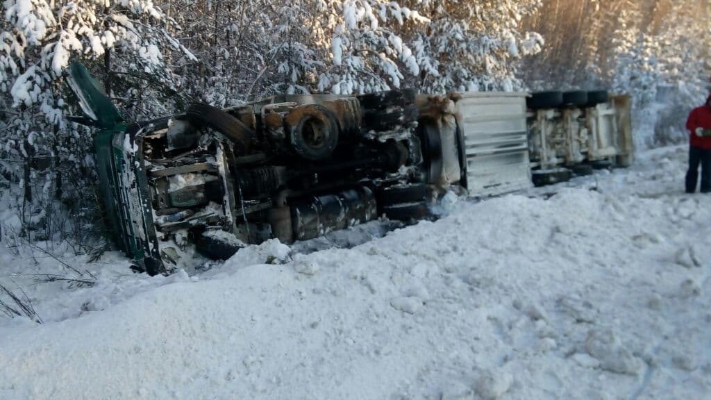 На трассе Киров - Омутнинск опрокинулась фура
