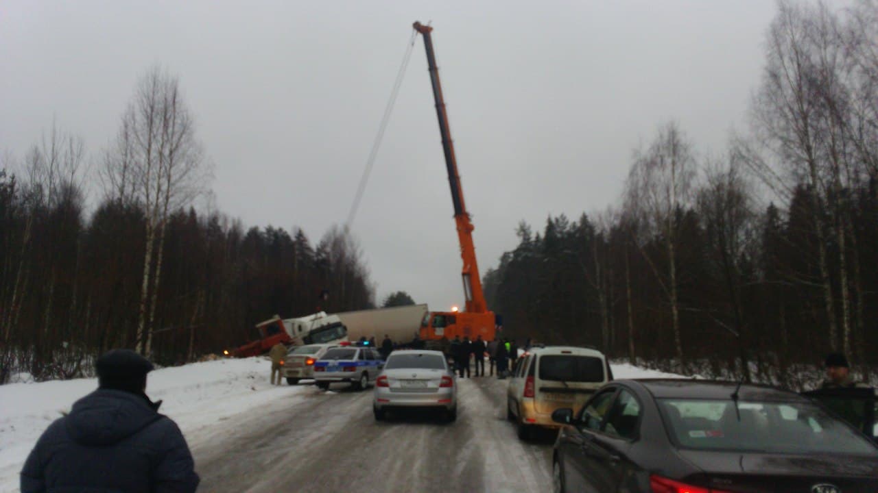 Из-за гололеда около Верхошижемья в кювет унесло огромный грузовик