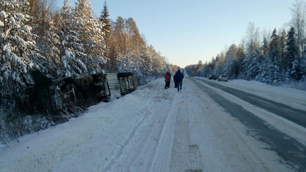 На трассе Киров - Омутнинск опрокинулась фура