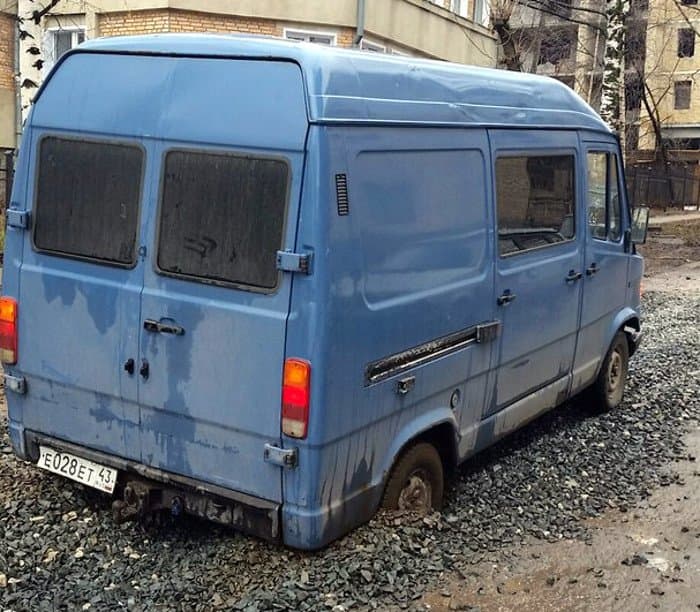 На перекрестке Володарского и Молодой Гвардии фургон застрял в щебне