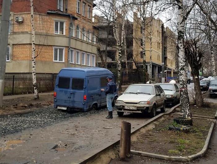 На перекрестке Володарского и Молодой Гвардии фургон застрял в щебне