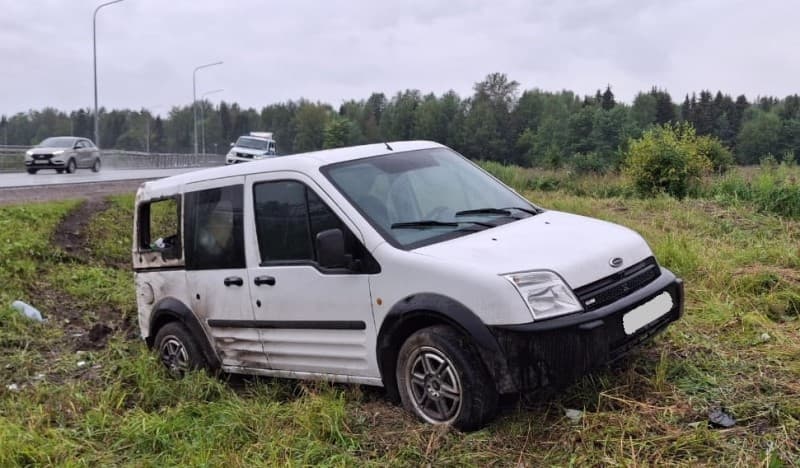 В Кировской области пенсионер на фургоне вылетел в кювет