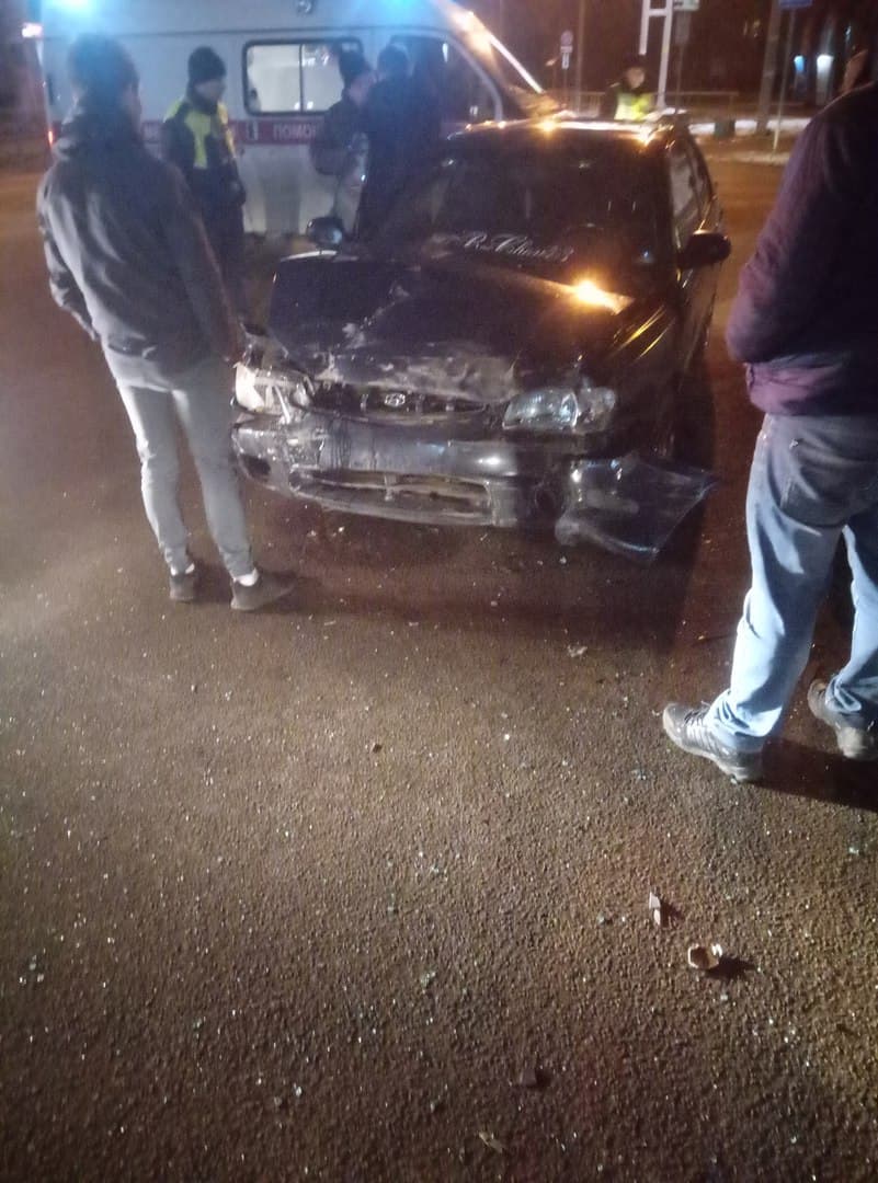 Пьяный водитель Hyundai травмировал в ДТП двух пассажиров такси