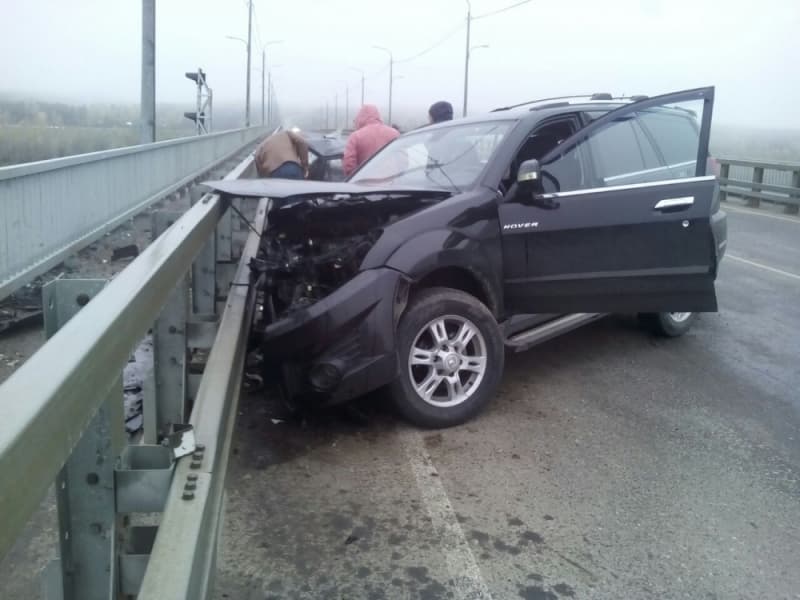 Гололед? На мосту через Вятку столкнулись Great Wall и ВАЗ