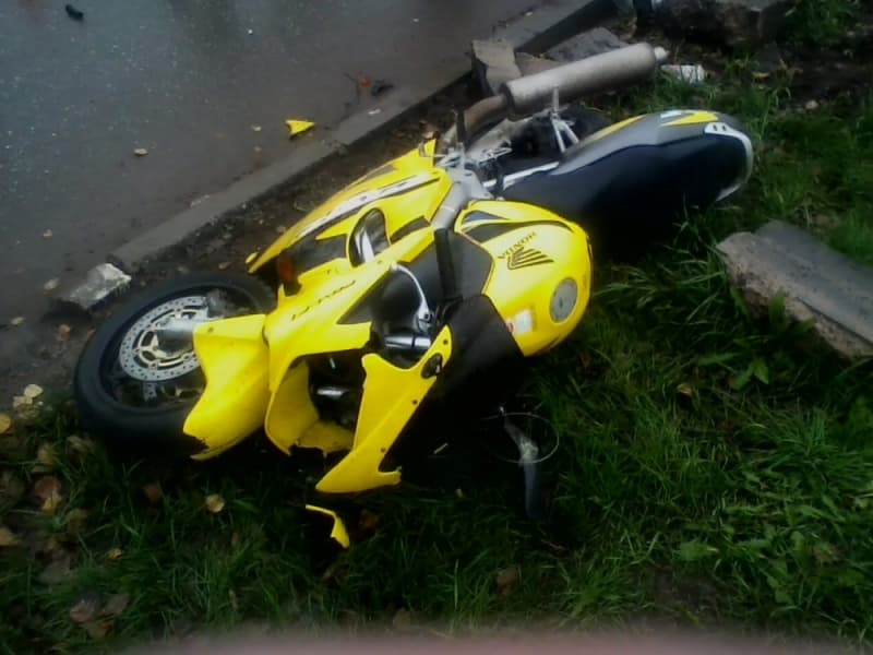 На Производственной 2 мотоциклиста вылетели на газон