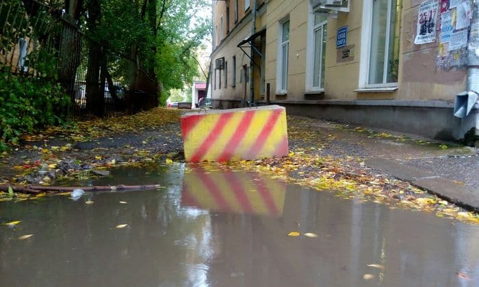 Стало известно, кто и зачем установил бетонные блоки на улице Чехова