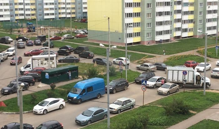 Началось: в России появляются платные парковки во дворах