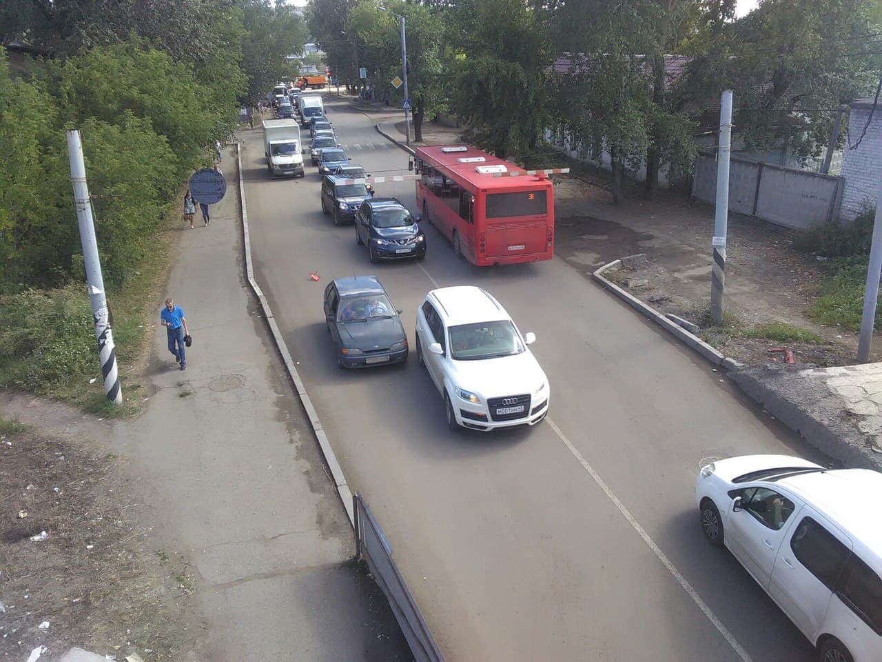На Мельничной затор из-за небольшого ДТП перед мостами