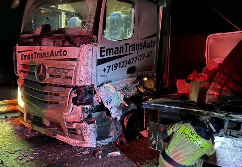 Сотрудникам МЧС пришлось воспользоваться бензорезом после массового ДТП с грузовиками в Котельниче