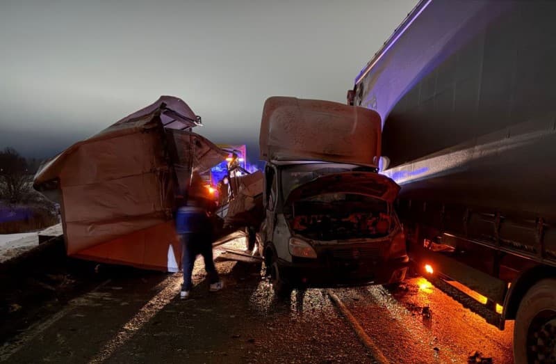 Сотрудникам МЧС пришлось воспользоваться бензорезом после массового ДТП с грузовиками в Котельниче