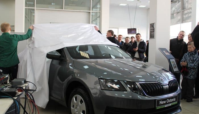 Платинум не подошел. В мэрии поменяли цвет машины