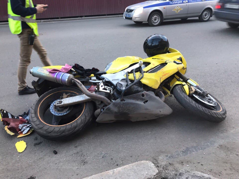 После столкнвения с машиной мотоцклист попал в реанимацию