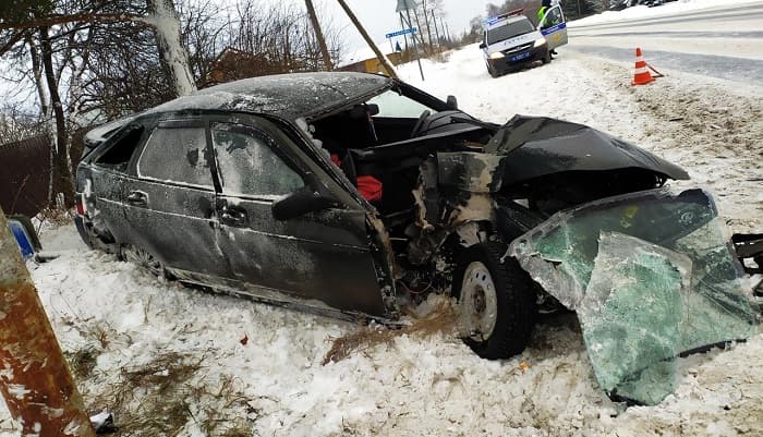 Утренние «покатушки» на «Ладе» завершились разбитой машиной и травмированным подростком