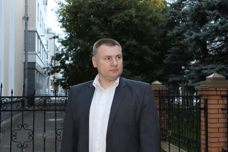 Парковка посреди Октябрьского проспекта, заужение проезжей части и мнение юриста Антона Долгих