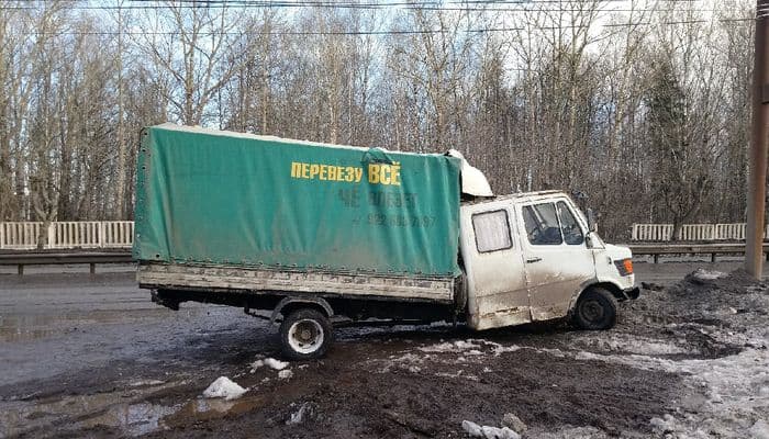 В Кирове огромная яма на Производственной ломает машины пополам
