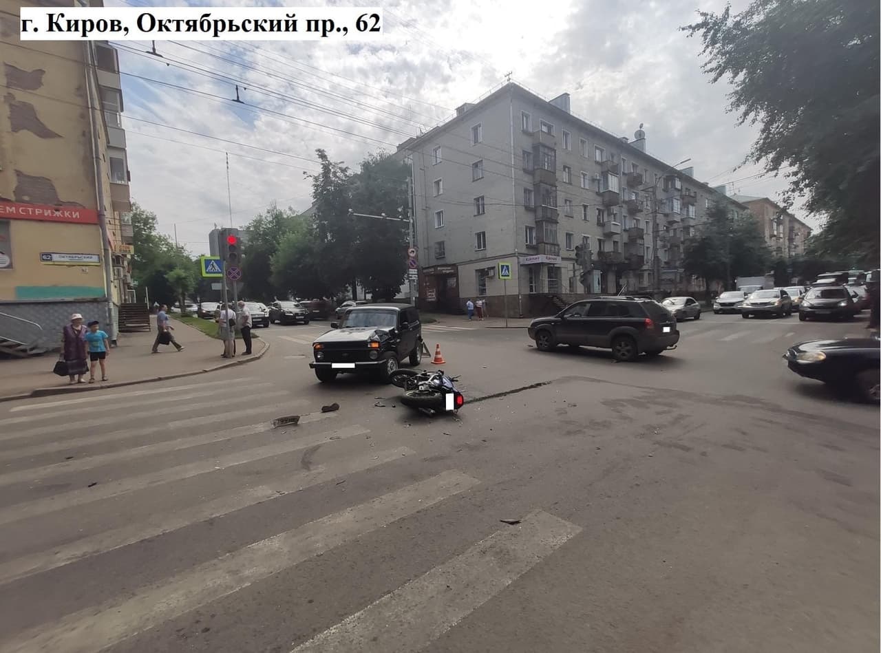 В центре Кирова в ДТП пострадал мотоциклист