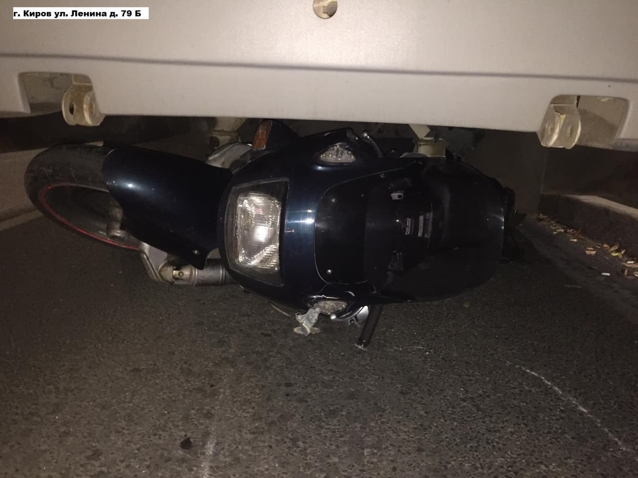 В Кирове мотоциклист врезался в автомобиль и залетел под автобус