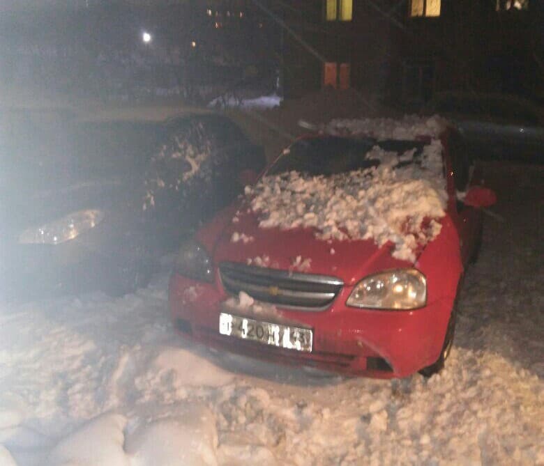 В Кирове на машину  упала глыба  льда 