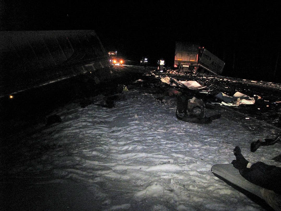 По пути в Киров на трассе разворотило две фуры: три человека погибли