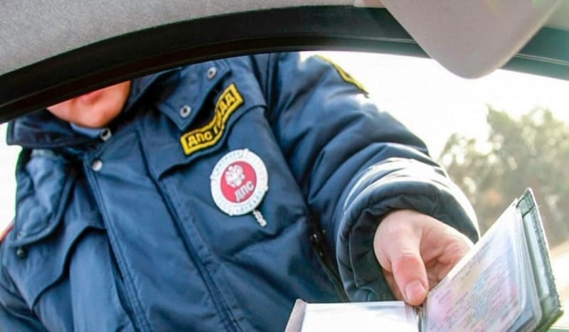 Бесправника будут судить за попытку дать взятку кировскому автоинспектору