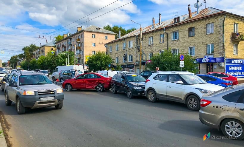 В Кирове столкнулись шесть автомобилей
