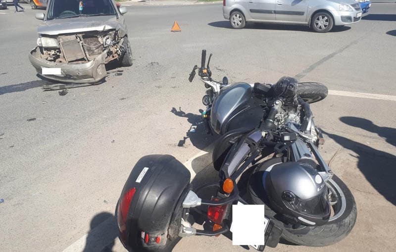 В Кирове на Октябрьском проспекте произошло ДТП с мотоциклом