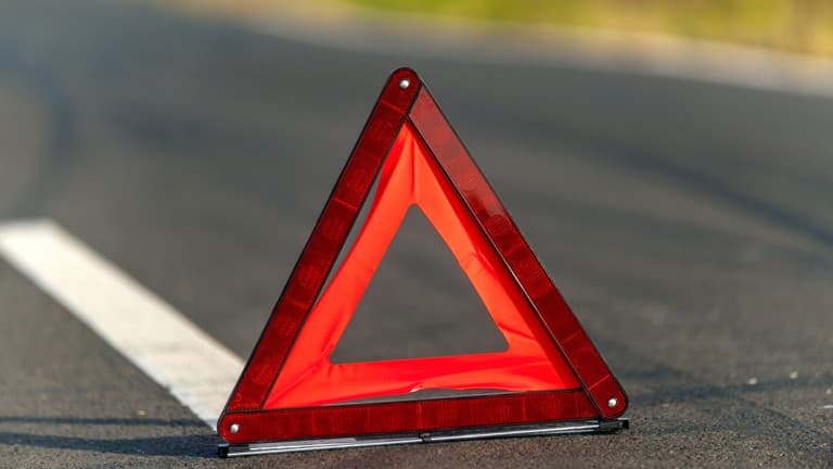 В Кировской области водитель УАЗа сбил дорожного рабочего