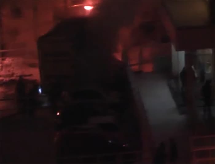 В Кирове во дворе жилого дома загорелся «Мерседес»