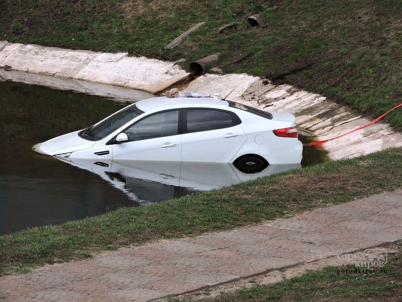 «Киа Рио» «открыла» купальный сезон в пруду у ДК Железнодорожников