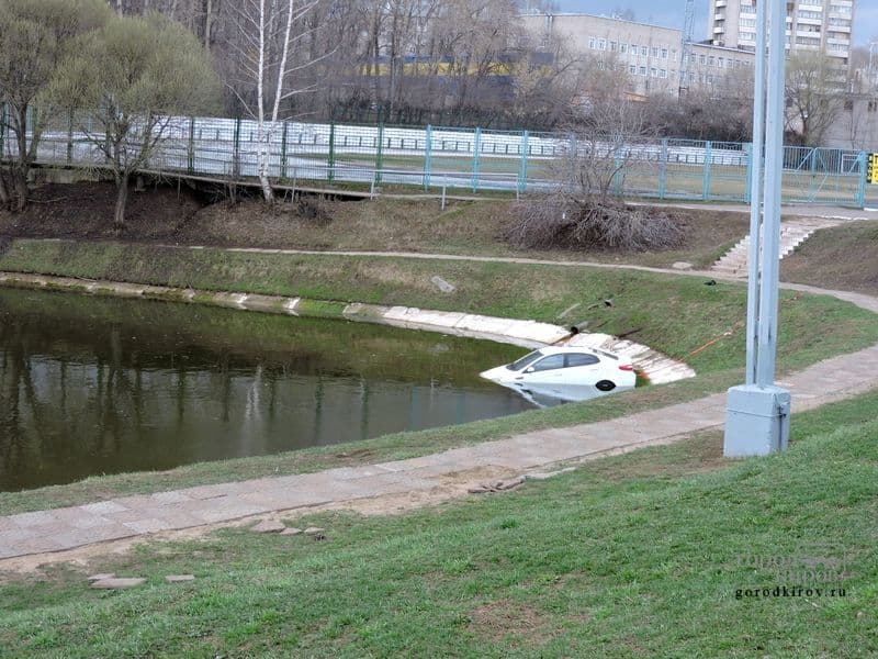 «Киа Рио» «открыла» купальный сезон в пруду у ДК Железнодорожников