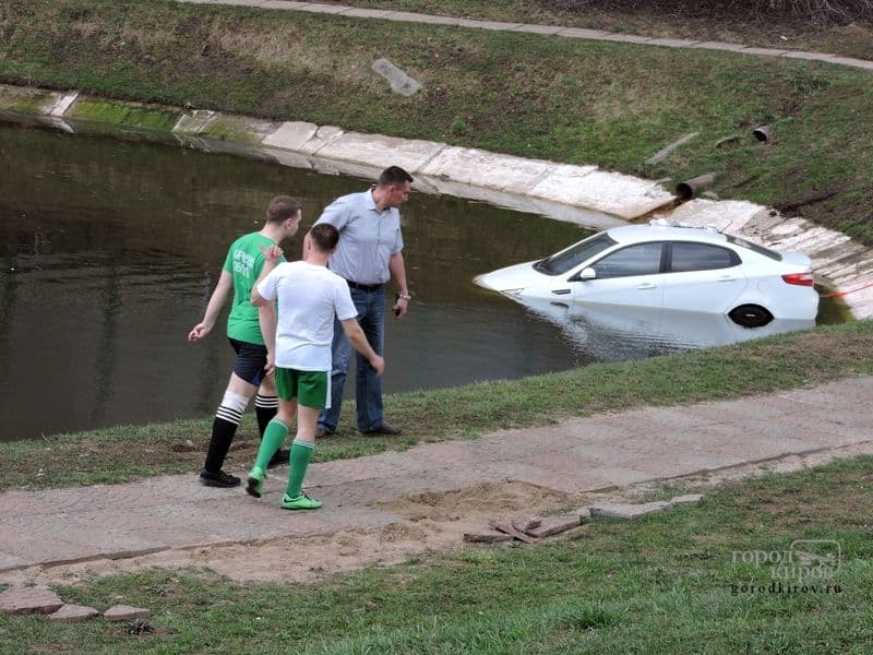 «Киа Рио» «открыла» купальный сезон в пруду у ДК Железнодорожников