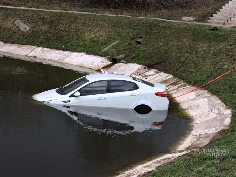 «Киа Рио» «открыла» купальный сезон в пруду у ДК Железнодорожников