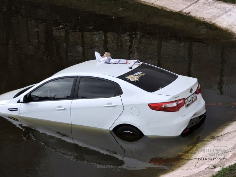 «Киа Рио» «открыла» купальный сезон в пруду у ДК Железнодорожников