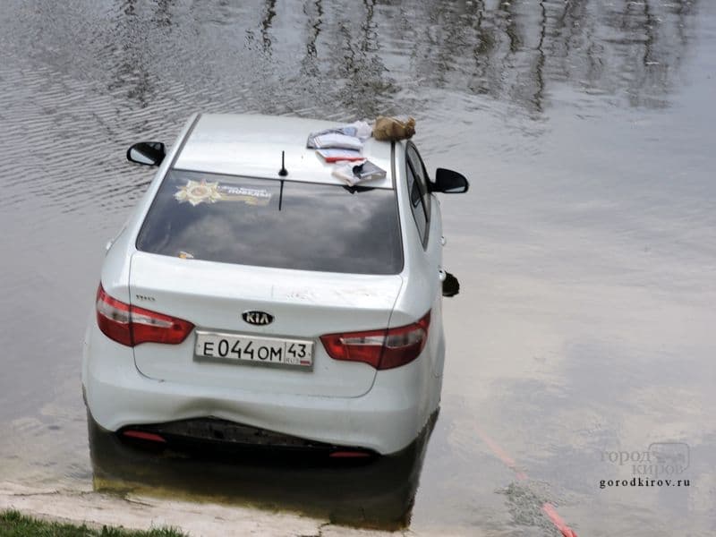 «Киа Рио» «открыла» купальный сезон в пруду у ДК Железнодорожников
