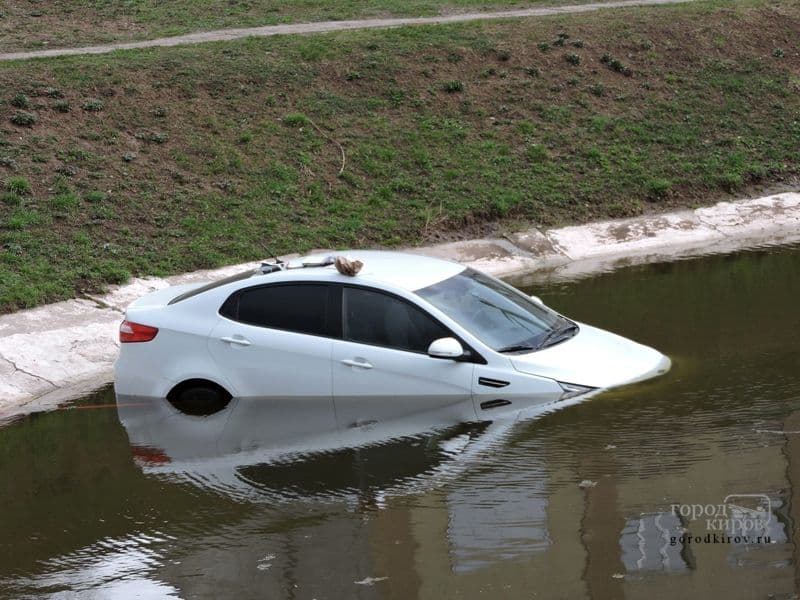 «Киа Рио» «открыла» купальный сезон в пруду у ДК Железнодорожников