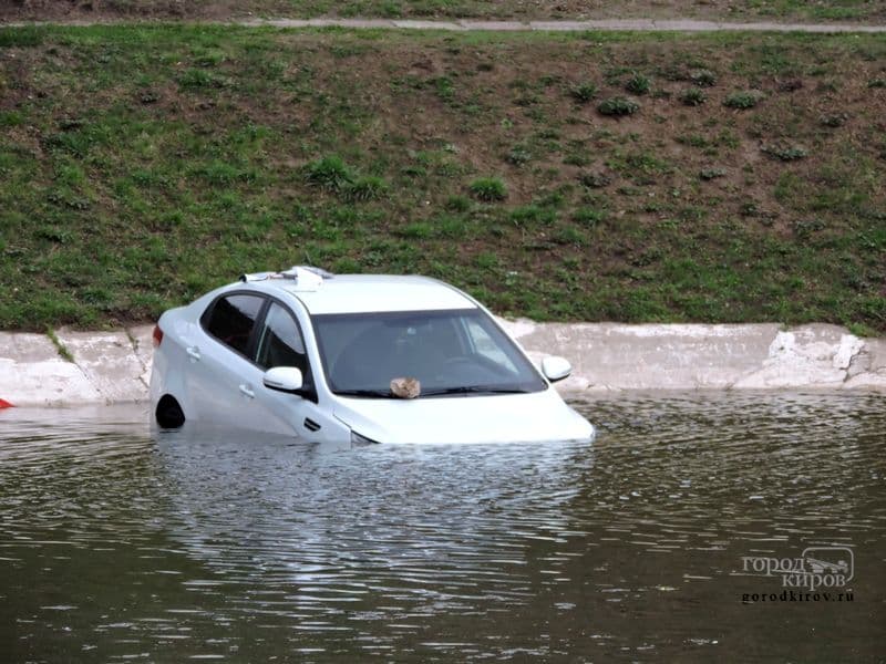 «Киа Рио» «открыла» купальный сезон в пруду у ДК Железнодорожников