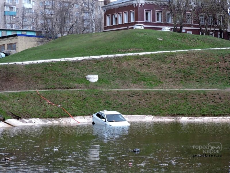 «Киа Рио» «открыла» купальный сезон в пруду у ДК Железнодорожников