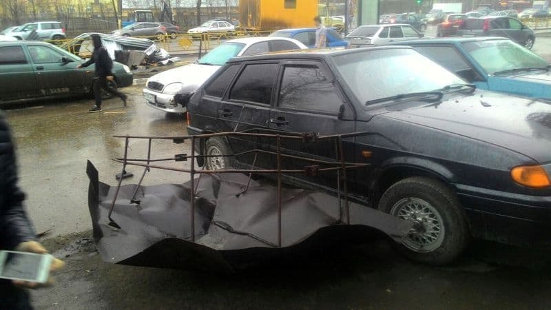 На Октябрьском проспекте ветром снесло железную крышу. Повреждены несколько автомобилей