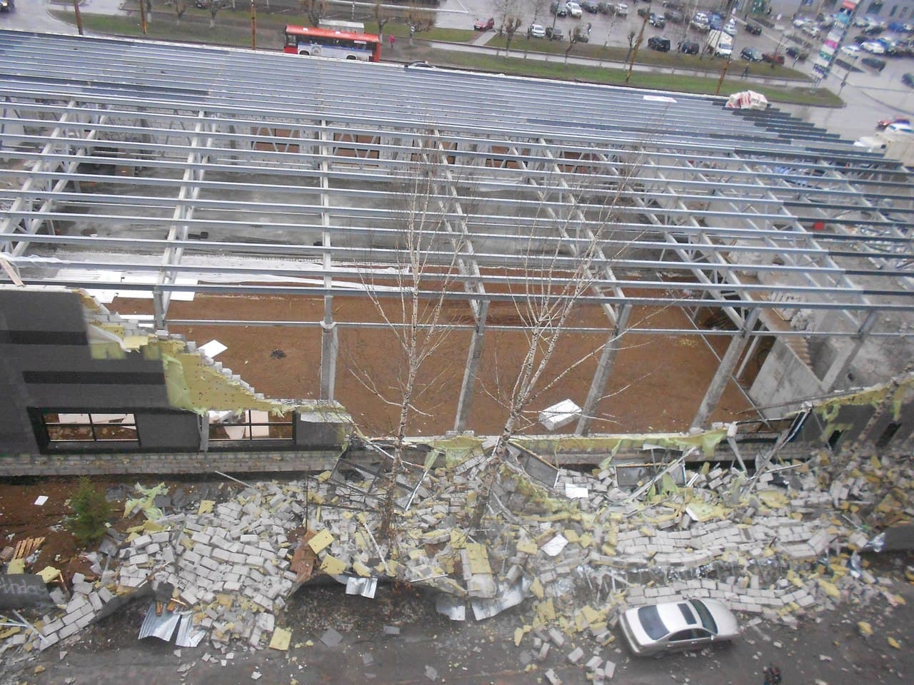 Спорткомплекс у «Макдональдса» развалился от ветра