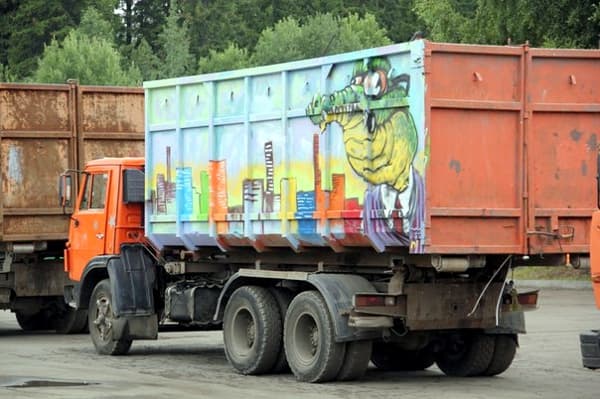 Кировские власти распродают коммунальную технику