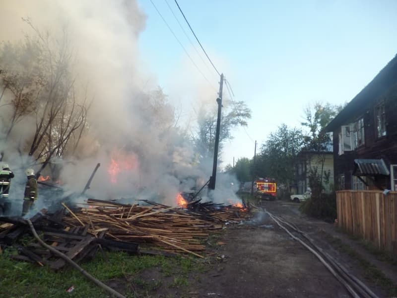 При пожаре на Украинской загорелись грузовик и иномарка