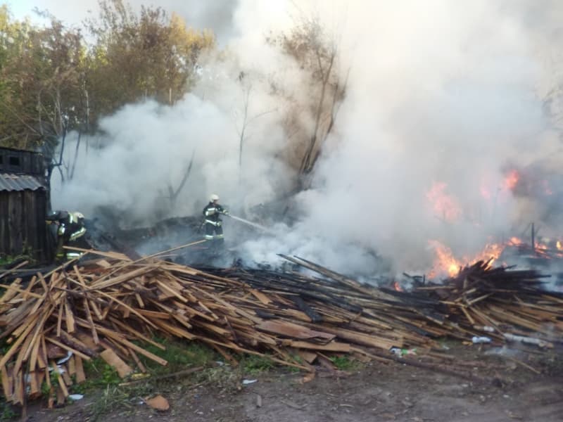 При пожаре на Украинской загорелись грузовик и иномарка