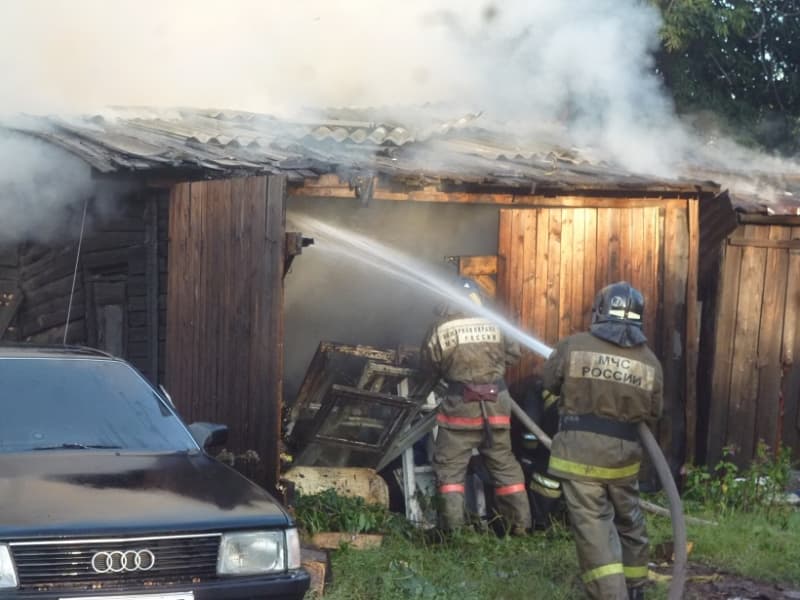 При пожаре на Украинской загорелись грузовик и иномарка