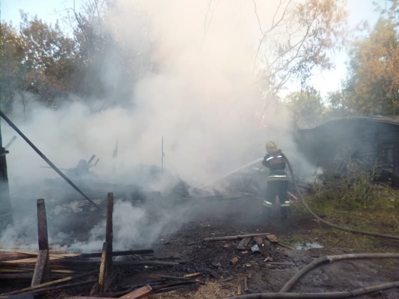 При пожаре на Украинской загорелись грузовик и иномарка