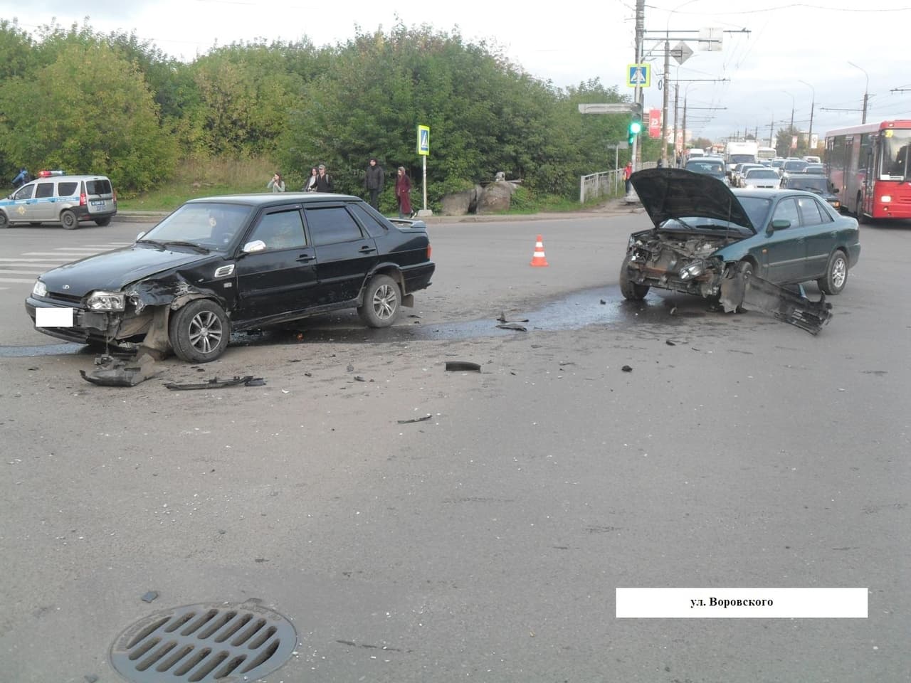 В Кирове столкнулись две легковушки: пострадали оба водителя