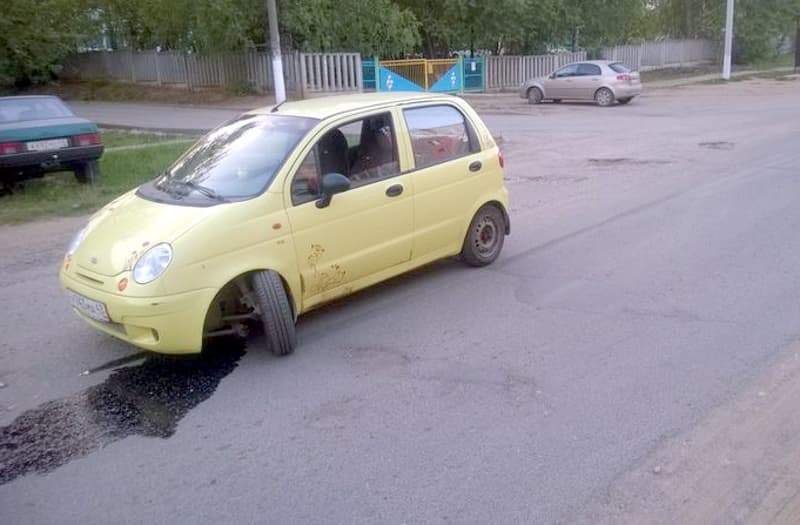 Иномарка чуть не осталась без колеса, попав в яму в Радужном 