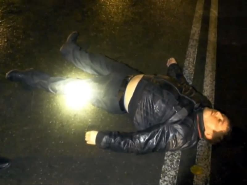 Пьяный пешеход заснул прямо на проезжей части улицы Ленина