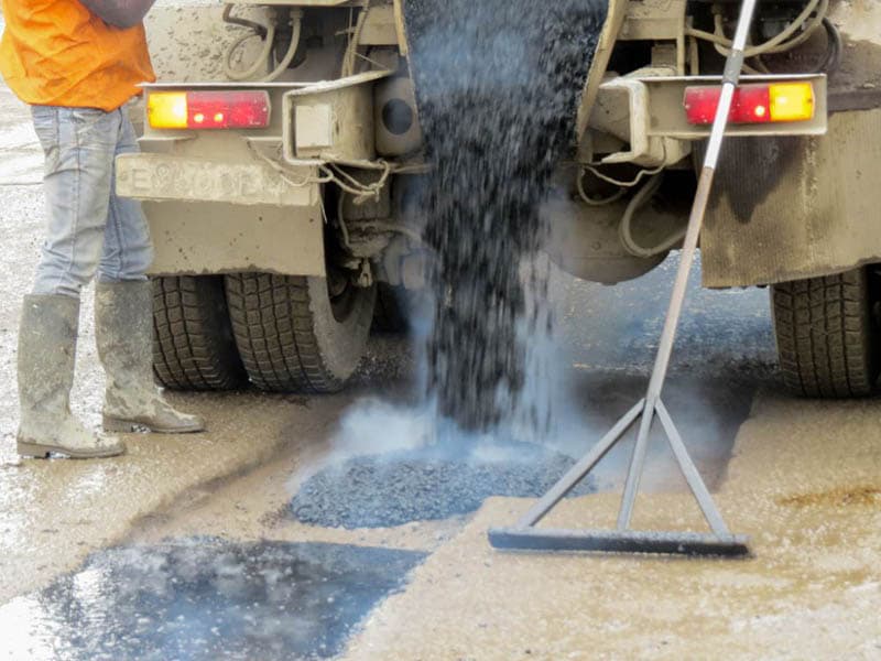 В Кирове продолжают ремонтировать дорожное полотно